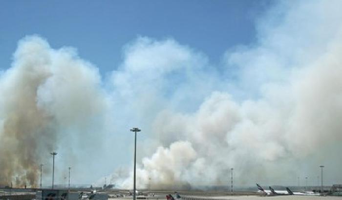 Incendio Fiumicino: sardi in ostaggio per 8 ore