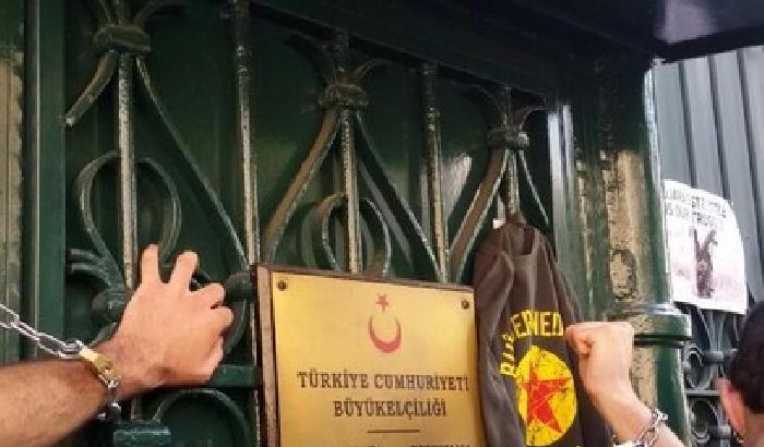 Roma, per i diritti del popolo curdo davanti l'ambasciata turca