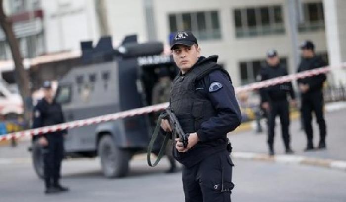 012CF5-NEWS_155942 Turchia, escalation di violenza: mine e kamikaze curdi contro la polizia