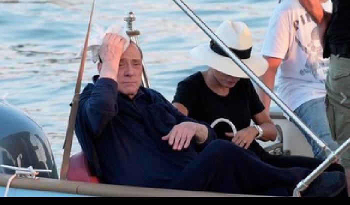 Berlusconi torna in Sardegna: capocciata in barca, soccorso da Marina
