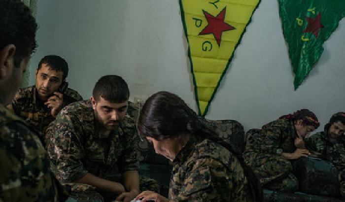 Perché la Turchia sta combattendo i curdi che combattono l'Isis?