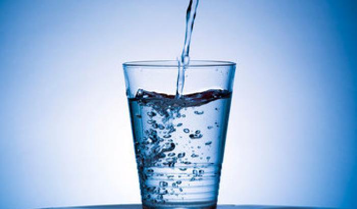 012EA9-NEWS_156882 Beviamo abbastanza acqua? Dipende dal peso