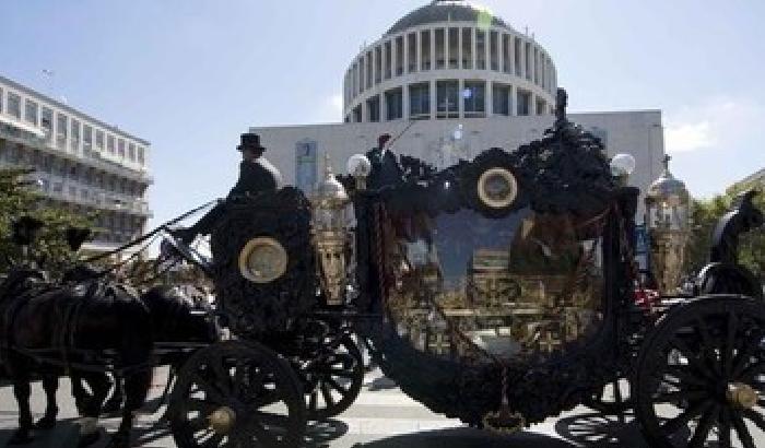 012F11-NEWS_157115 Roma, carrozza e sei cavalli neri: i funerali del boss Casamonica