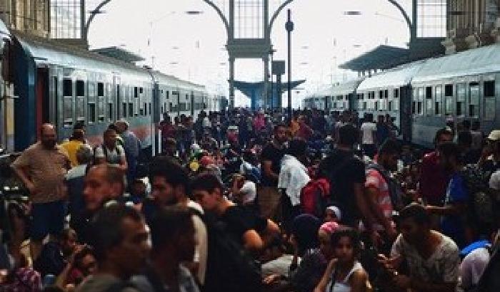 01306A-NEWS_157818 Caos a Budapest: lacrimogeni contro i migranti