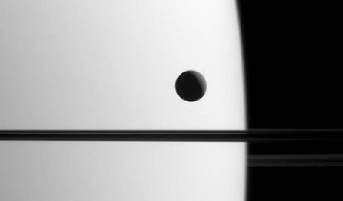 Saturno: la luna Dione saluta la sonda Cassini