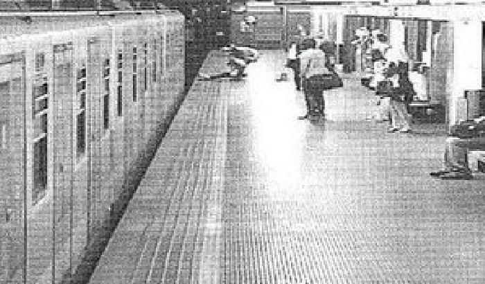 Milano: sventa il suicidio di una donna nella metro e scappa