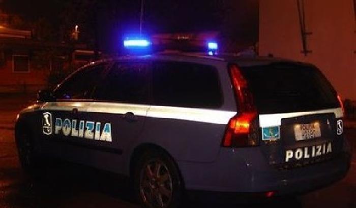 Auto in fuga dalla polizia travolge moto: 2 morti