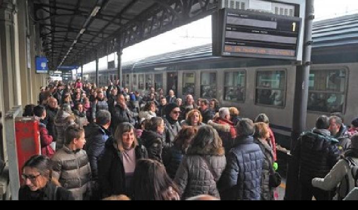 L’Ungheria ferma i treni