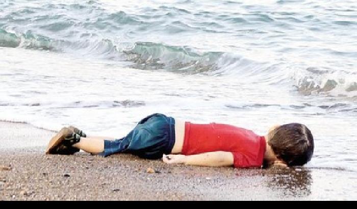 L'orrore del bambino siriano affogato: la foto scuote il mondo