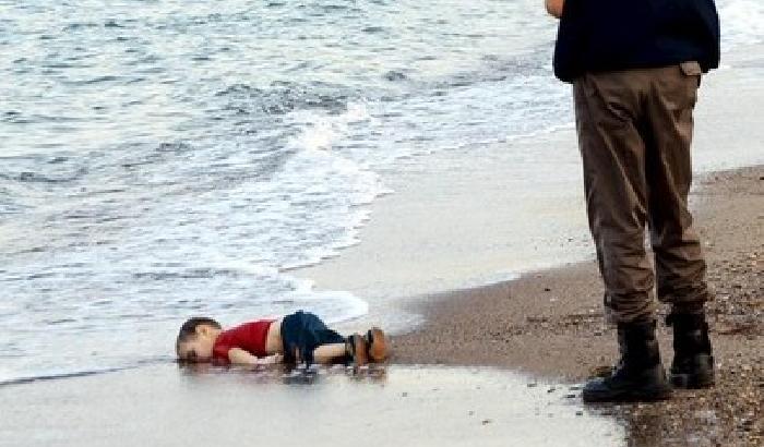 Guardiamola! La foto del bimbo siriano, simbolo del dramma