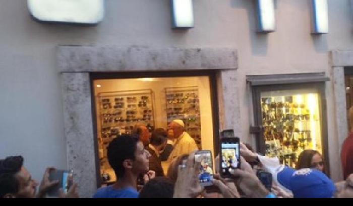 Il Papa al centro di Roma per cambiare le lenti degli occhiali