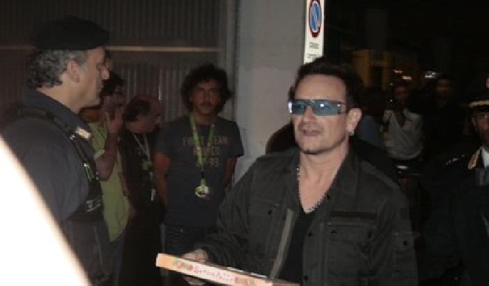 U2 a Torino: Bono consegna la pizza ai fan