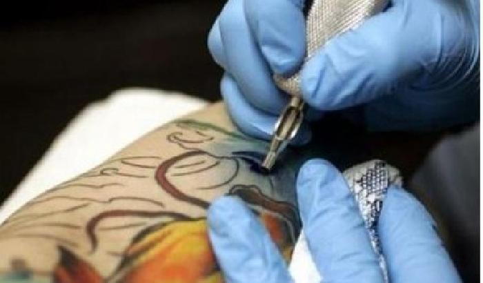 Gli italiani amano i tatuaggi: il 13% ne ha uno