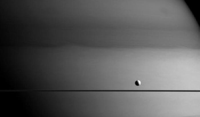 La sonda Cassini fotografa un Saturno sfocato