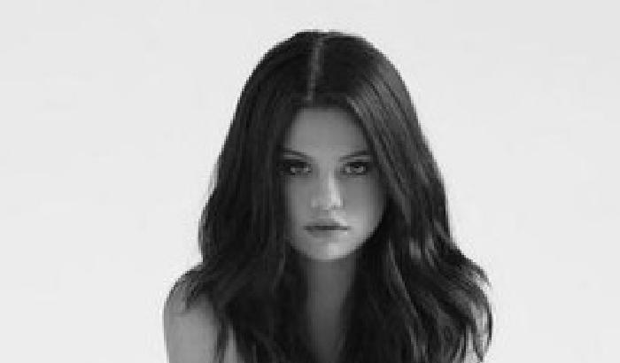 Selena Gomez: senza veli sulla copertina del suo nuovo album