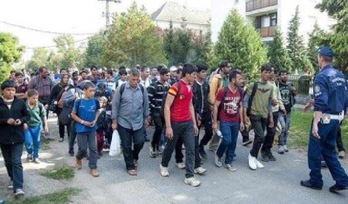I migranti in marcia a piedi verso Vienna