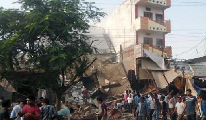 India, esplosione nel ristorante: 35 morti