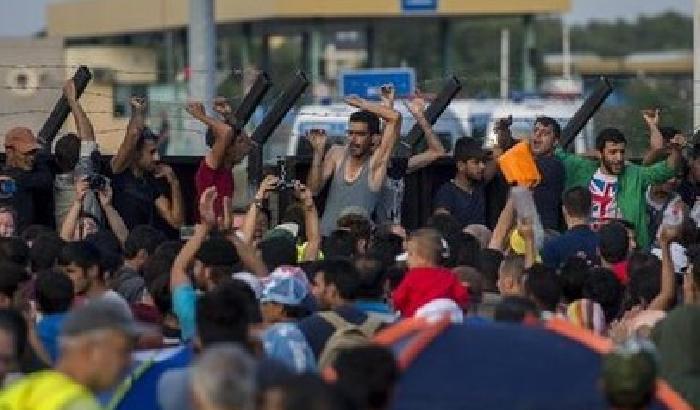 01334B-NEWS_159436 Ungheria, lacrimogeni contro i migranti