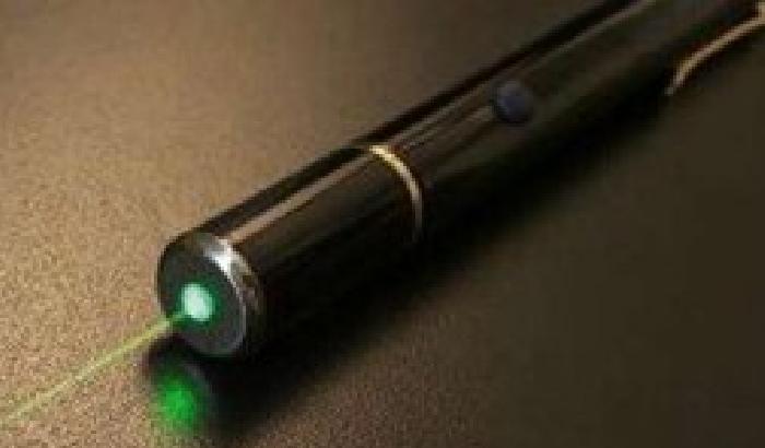 Danni permanenti agli occhi con i laser: Bologna apre un'inchiesta