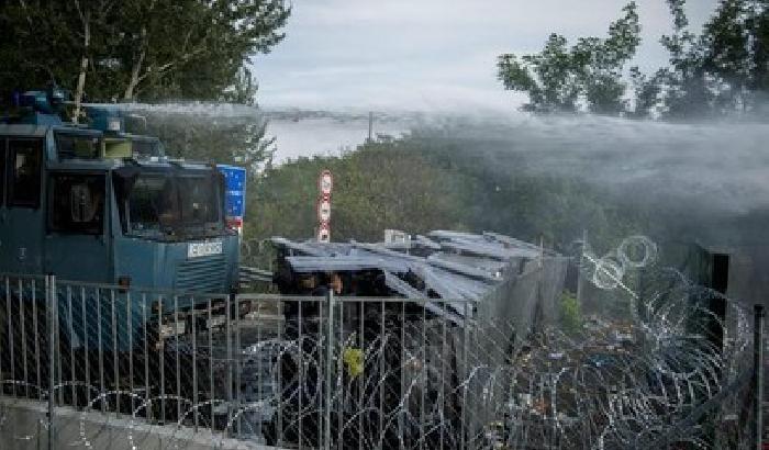 Ungheria, scontri migranti-polizia: 300 feriti