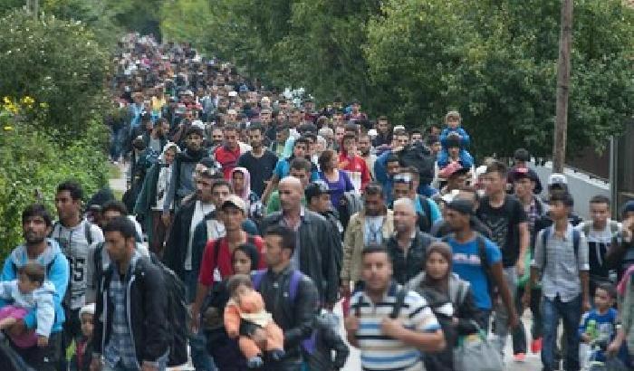 Migranti in marcia verso la Croazia