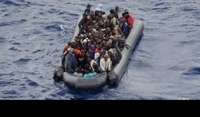 Traghetto urta barcone di migranti, annegano altri bimbi