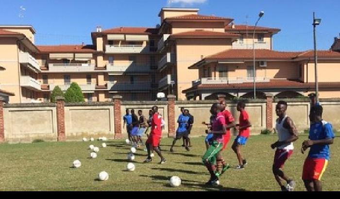 013469-NEWS_160046 Sindaco leghista nega il campo di calcio ai giovani rifugiati