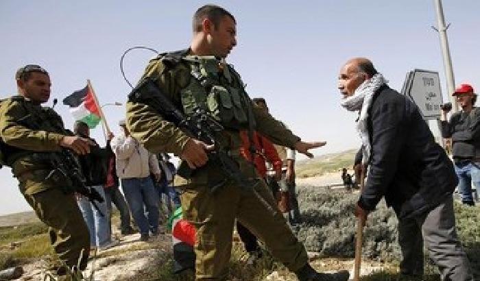 013540-NEWS_160509 Cisgiordania, soldati aggrediscono fotografo italiano senza motivo