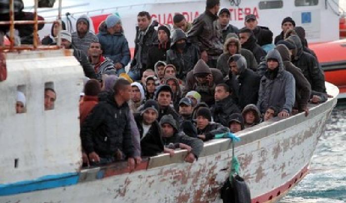 013551-NEWS_160546 Ue, record profughi 2015: oltre mezzo milione. Tremila i morti