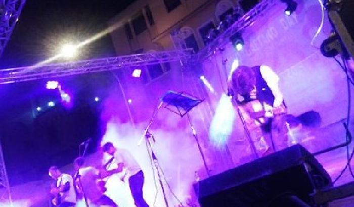 Vasto, crolla il palco durante un concerto