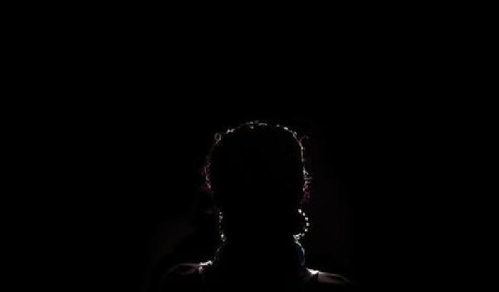 01370B-NEWS_161467 Essere gay in Uganda, contro-ritratti al buio per denunciare la paura