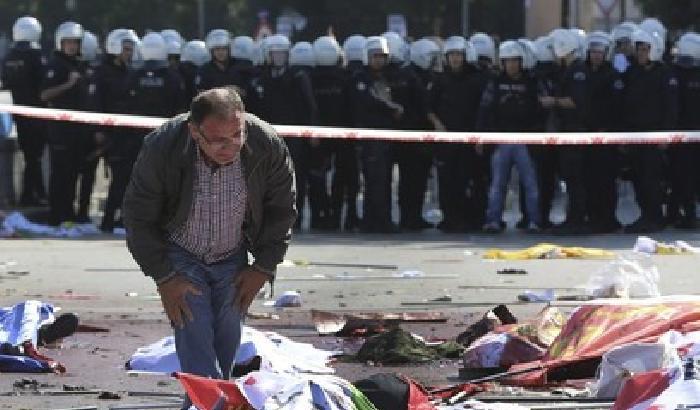 Ankara, strage di pacifisti: 97 i morti