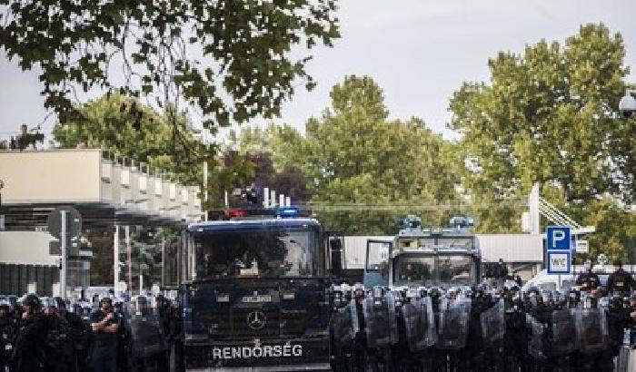L’Ungheria richiude i confini