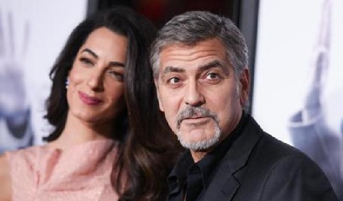 George Clooney non ha paura dell'età e mostra il suo pizzetto bianco