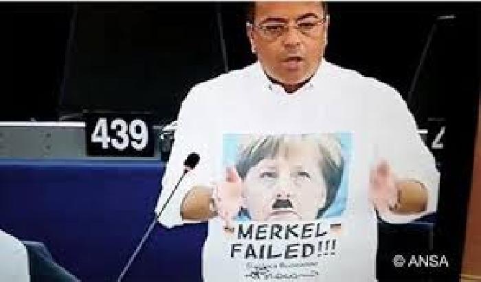 Buonanno fa il saluto nazista alla Merkel, l'Europarlamento lo sospende