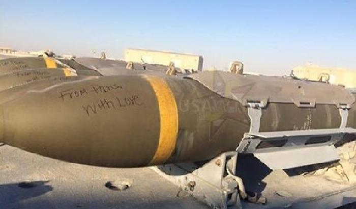 Bombe su Raqqa, la scritta 'From Paris with love' è una bufala
