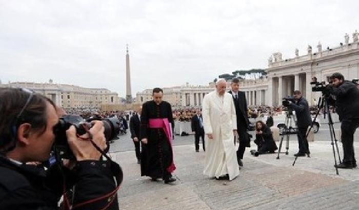 Il Papa in piazza San Pietro: niente porte blindate nella Chiesa!