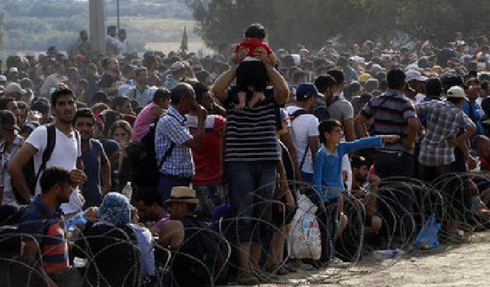 013F96-NEWS_166147 In Macedonia la polizia manganella i migranti