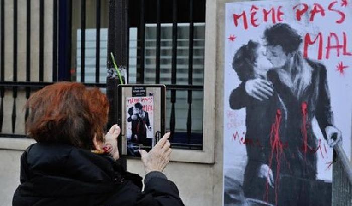Anche i muri cancellano il nero dell'Isis: 'Paris mon amour'