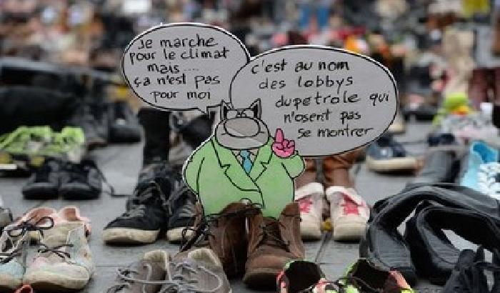 Parigi vieta i cortei e gli attivisti protestano con le scarpe