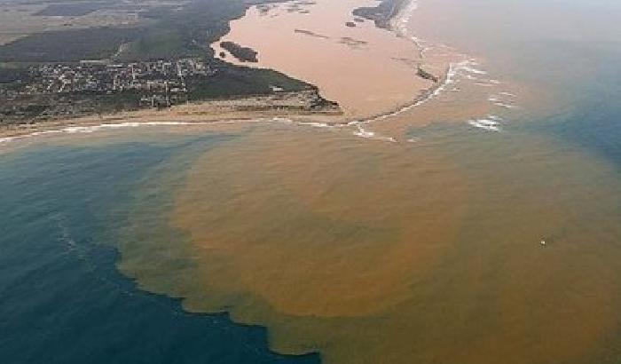 Un mare di fango e veleno: il Brasile chiede aiuto