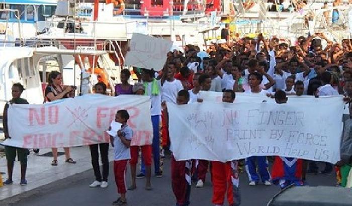 La protesta degli eritrei a Lampedusa: no alle impronte!