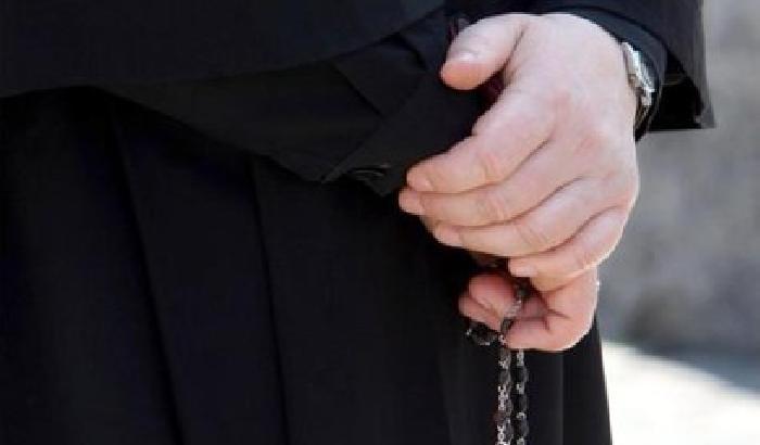 Faceva sesso a pagamento con minorenni: arrestato un sacerdote