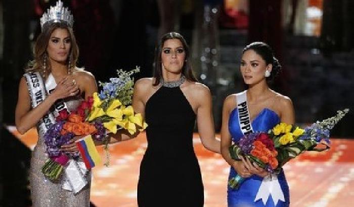 Miss Universo, che gaffe: incoronata la seconda classificata