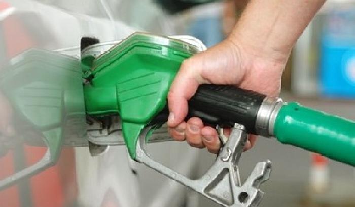 Benzina, ancora ribassi: verde sotto 1,43 euro a litro