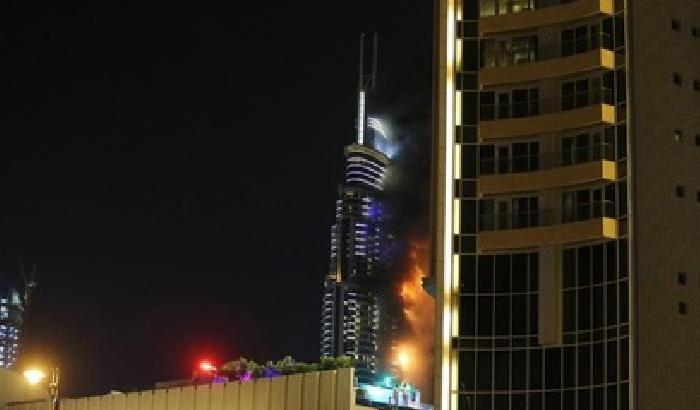 Dubai, a fuoco un hotel