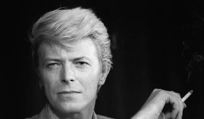 David Bowie balza in testa nelle classifiche di tutto il mondo