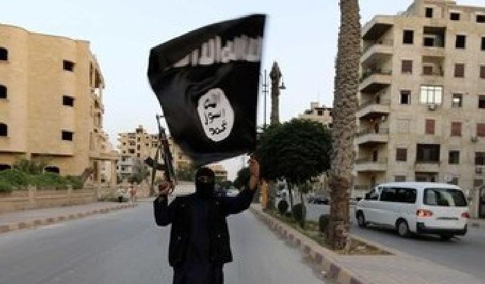 Ora l'Isis vieta i pantaloni attillati