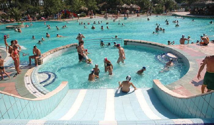 Bornheim, vietata la piscina ai profughi maschi: 'ci molestano'