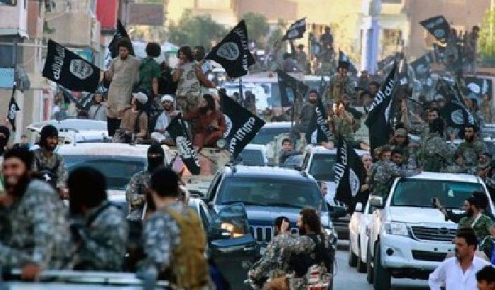 Spending review per l'Isis: dimezzato lo stipendio dei miliziani